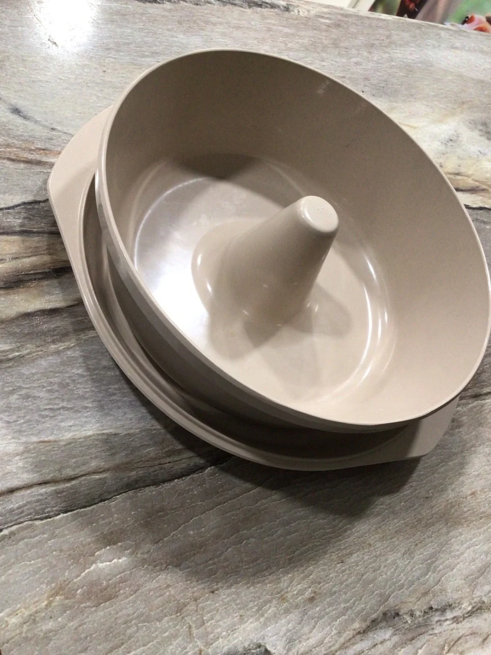 Vintage Anchor Hocking Microware Bundt Cake Pan Lid Beige USA PM459 PM480